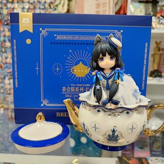 Оригинальная фигурка Ribose «Tea Time Cats» кошечка-коровка в чайнике — миниатюра 1