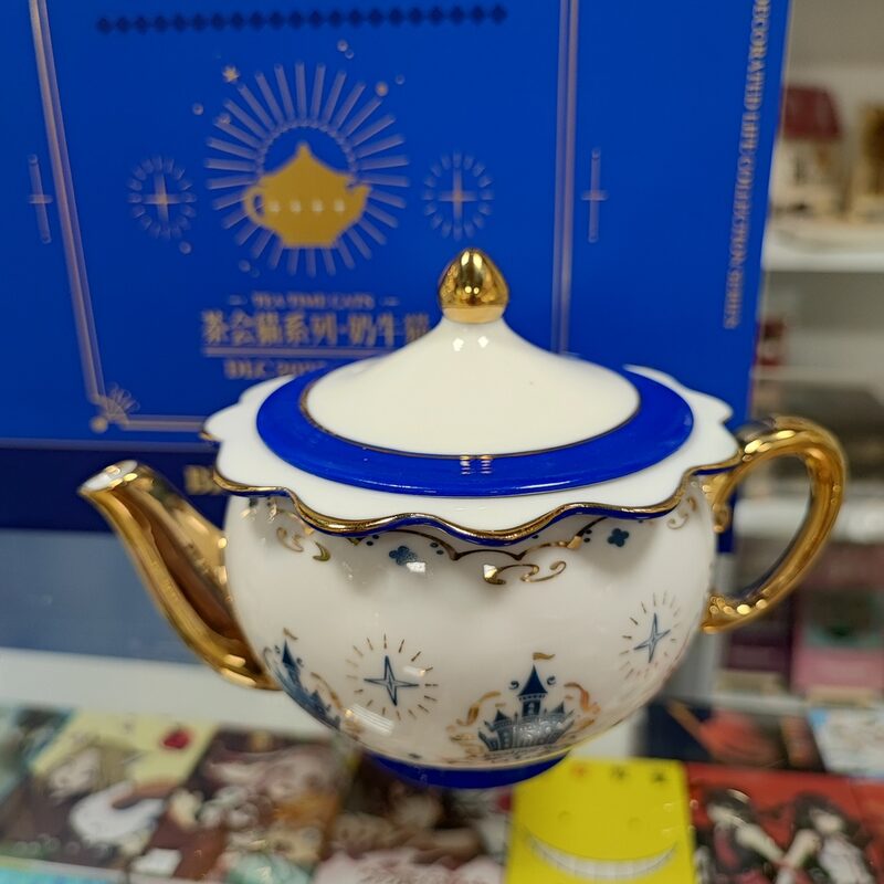 Оригинальная фигурка Ribose «Tea Time Cats» кошечка-коровка в чайнике — фото 7