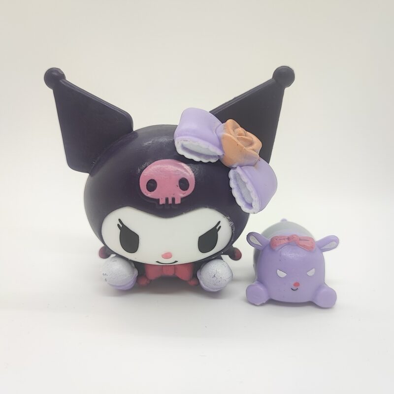 Фигурка «Hello Kitty» Куроми лежит
