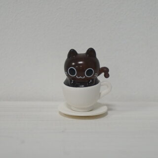 Фигурка «Няшные котики» Кофейные котики - Котик с поднятой лапкой — миниатюра 1