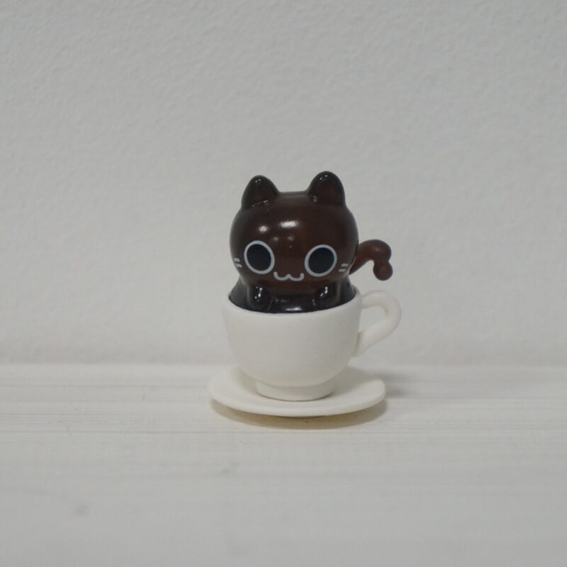 Фигурка «Няшные котики» Кофейные котики - Котик с поднятой лапкой