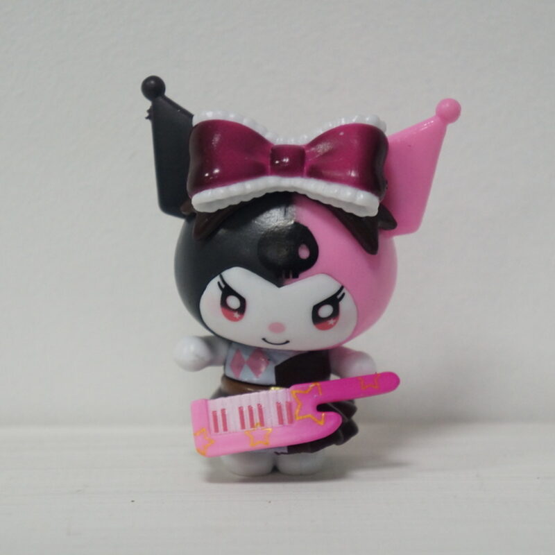 Фигурка «Hello Kitty» Куроми с розовым бантом с клавитарой