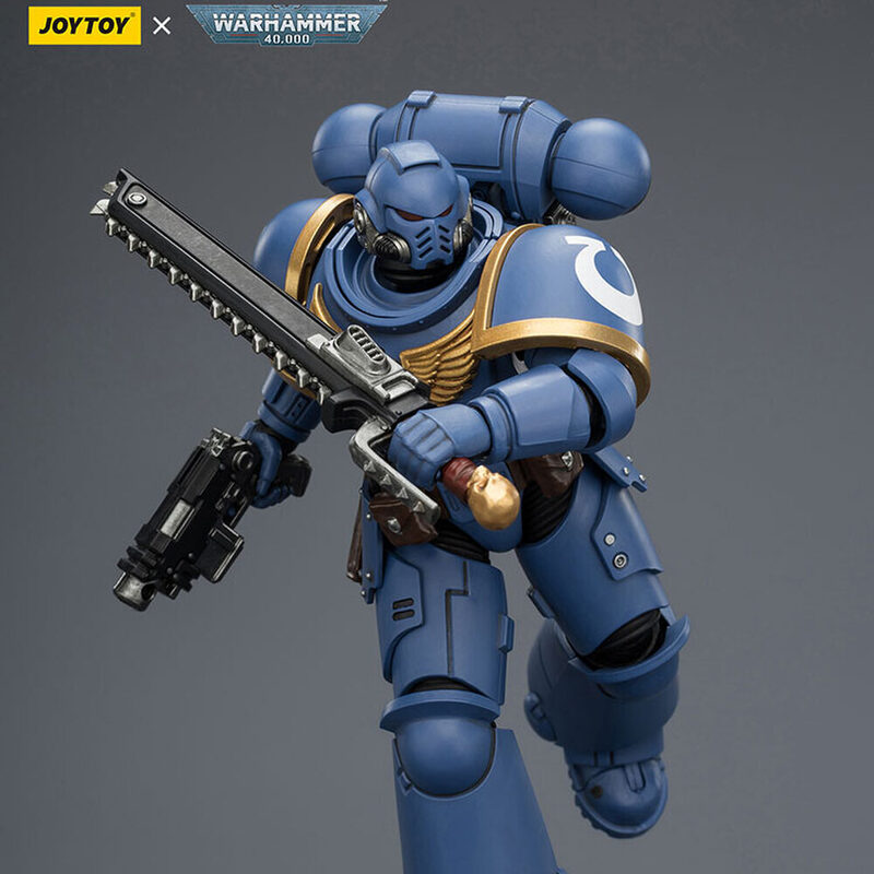 Оригинальная подвижная фигурка JOYTOY Warhammer 1/18 Ультрамарин с болт-винтовкой, болт-пистолетом и цепным мечом — фото 2