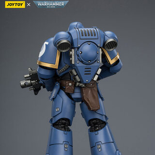 Оригинальная подвижная фигурка JOYTOY Warhammer 1/18 Ультрамарин с болт-винтовкой, болт-пистолетом и цепным мечом — миниатюра 3