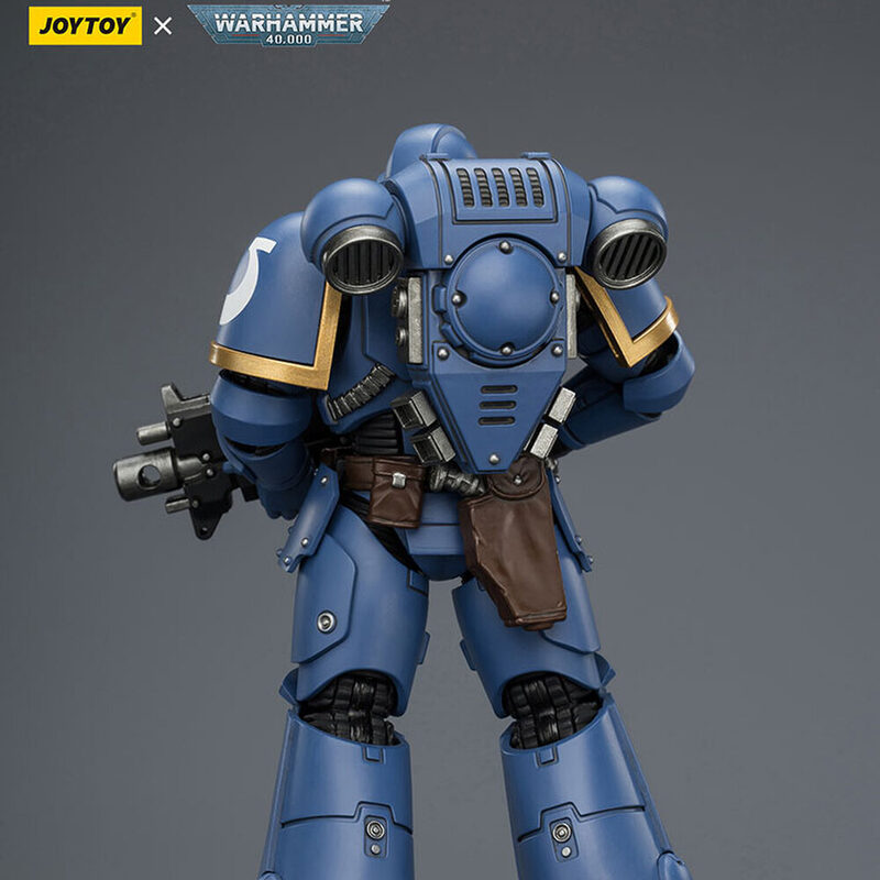 Оригинальная подвижная фигурка JOYTOY Warhammer 1/18 Ультрамарин с болт-винтовкой, болт-пистолетом и цепным мечом — фото 3