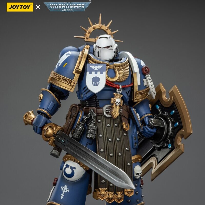 Оригинальная подвижная фигурка JOYTOY Warhammer 1/18 Ультрамарин Торвальд с силовым мечом, щитом и болт-пистолетом — фото 3