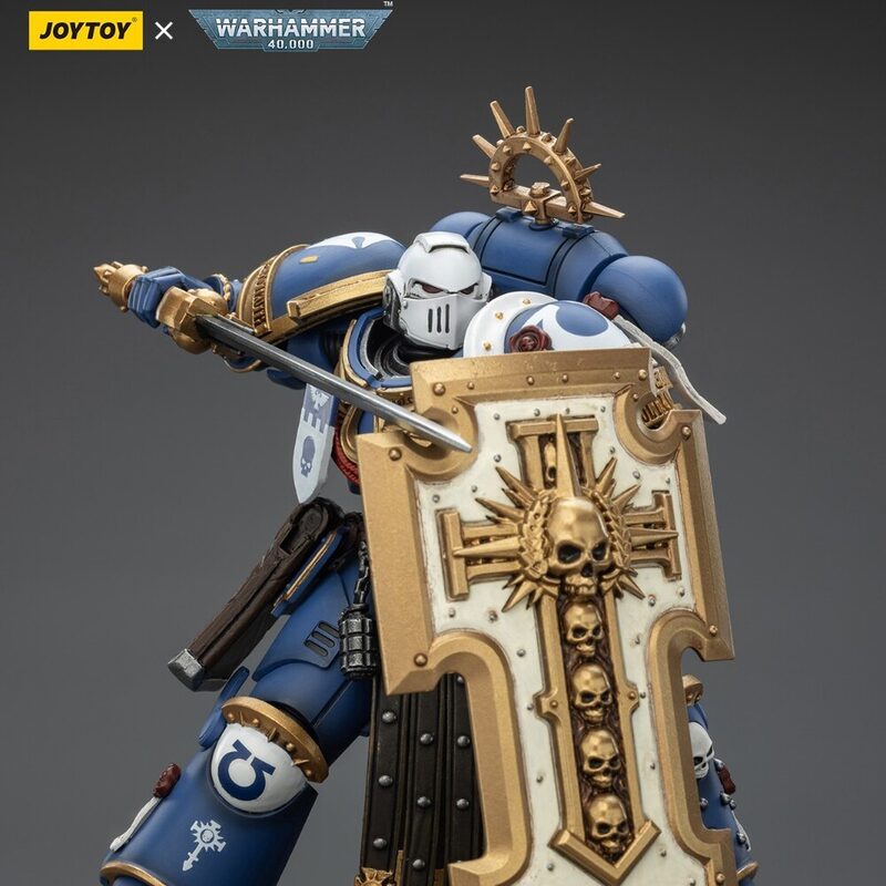 Оригинальная подвижная фигурка JOYTOY Warhammer 1/18 Ультрамарин Торвальд с силовым мечом, щитом и болт-пистолетом — фото 4