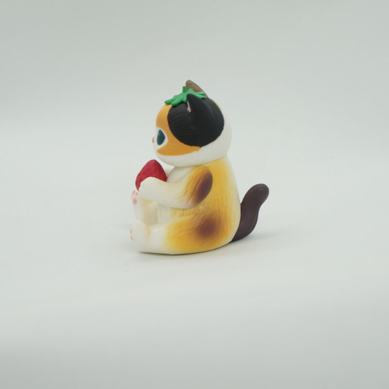 Фигурка «Няшные котики» Kотик сидит с клубникой — фото 4