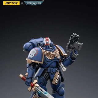 Оригинальная подвижная фигурка JOYTOY Warhammer 1/18 Ультрамарин, примарис-лейтенант Эрастус — миниатюра 1