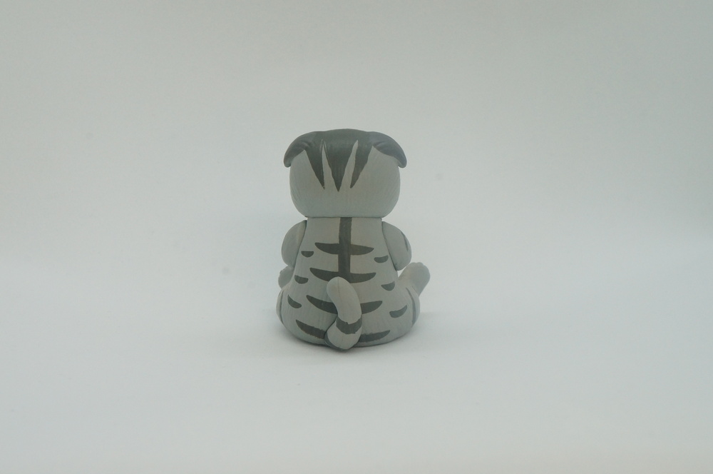 figurka-kotik-sidit-s-akuloj-1.jpg