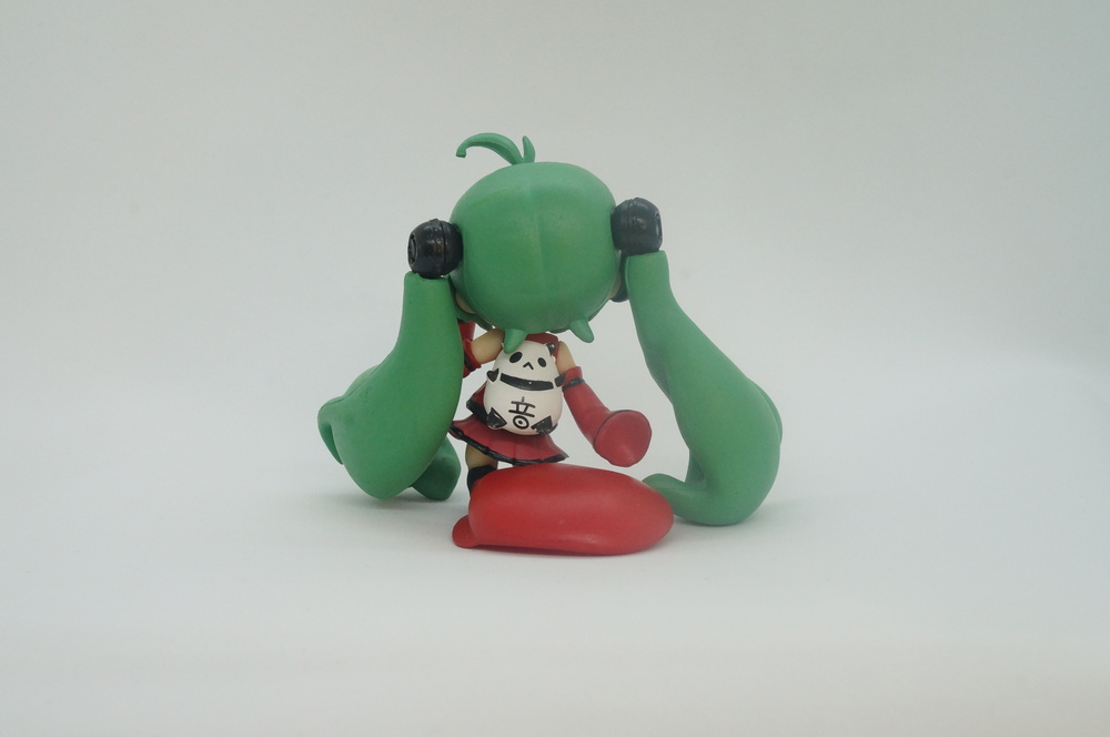 figurka-vokaloidy-hatsune-miku-krasnaya-shapka-1.jpg