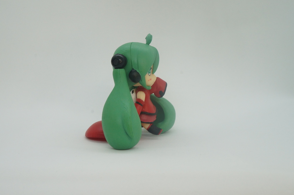 figurka-vokaloidy-hatsune-miku-krasnaya-shapka-2.jpg