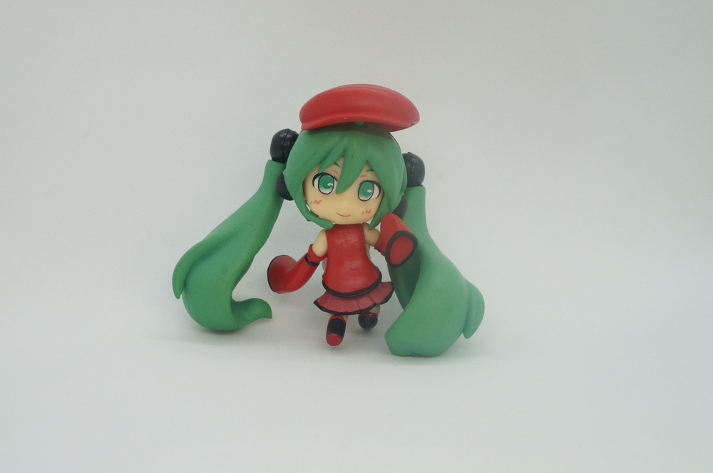 figurka-vokaloidy-hatsune-miku-krasnaya-shapka-3.jpg