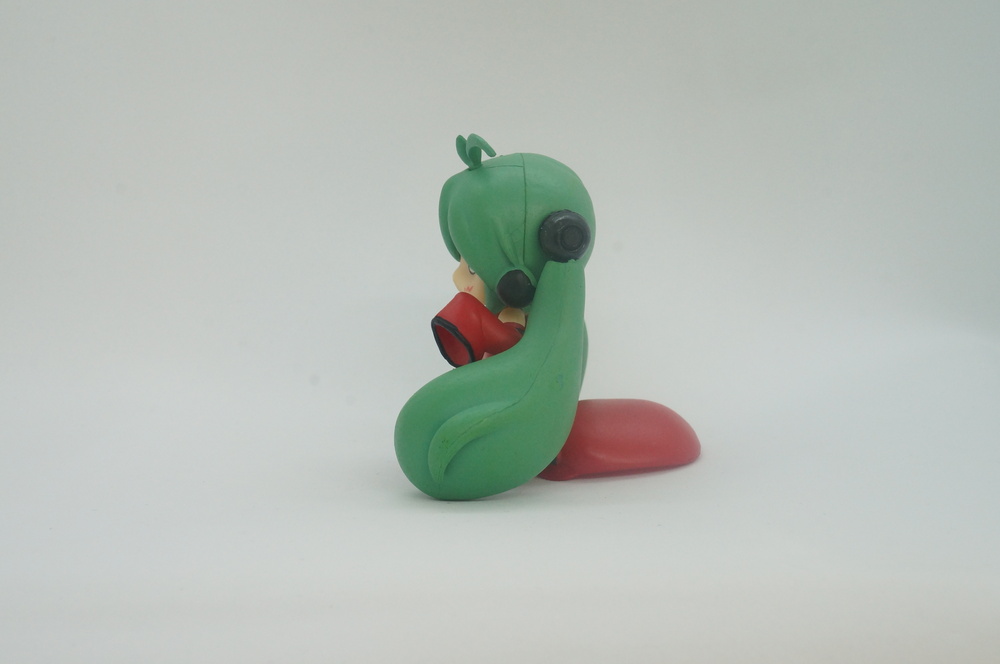 figurka-vokaloidy-hatsune-miku-krasnaya-shapka.jpg