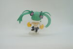 figurka-vokaloidy-hatsune-miku-zheltye-pompony-3.jpg