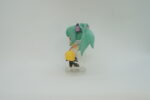 figurka-vokaloidy-hatsune-miku-zheltye-pompony-3.jpg
