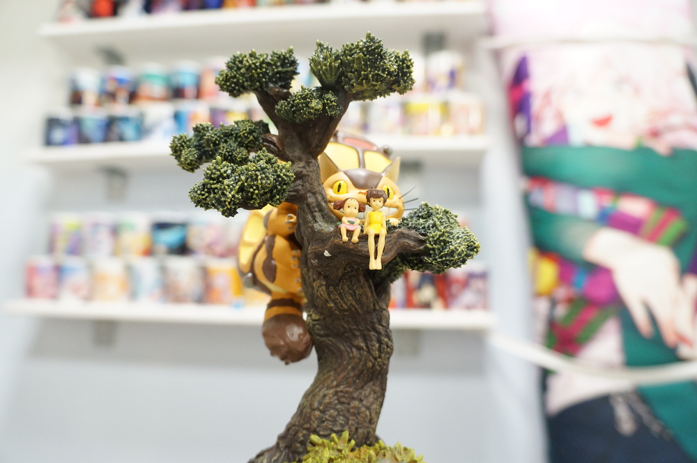 originalnaya-figurka-moj-sosed-totoro-derevo-s-chasami-3.jpg