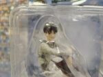 originalnaya-figurka-ataka-titanov-eren-sidit.jpg