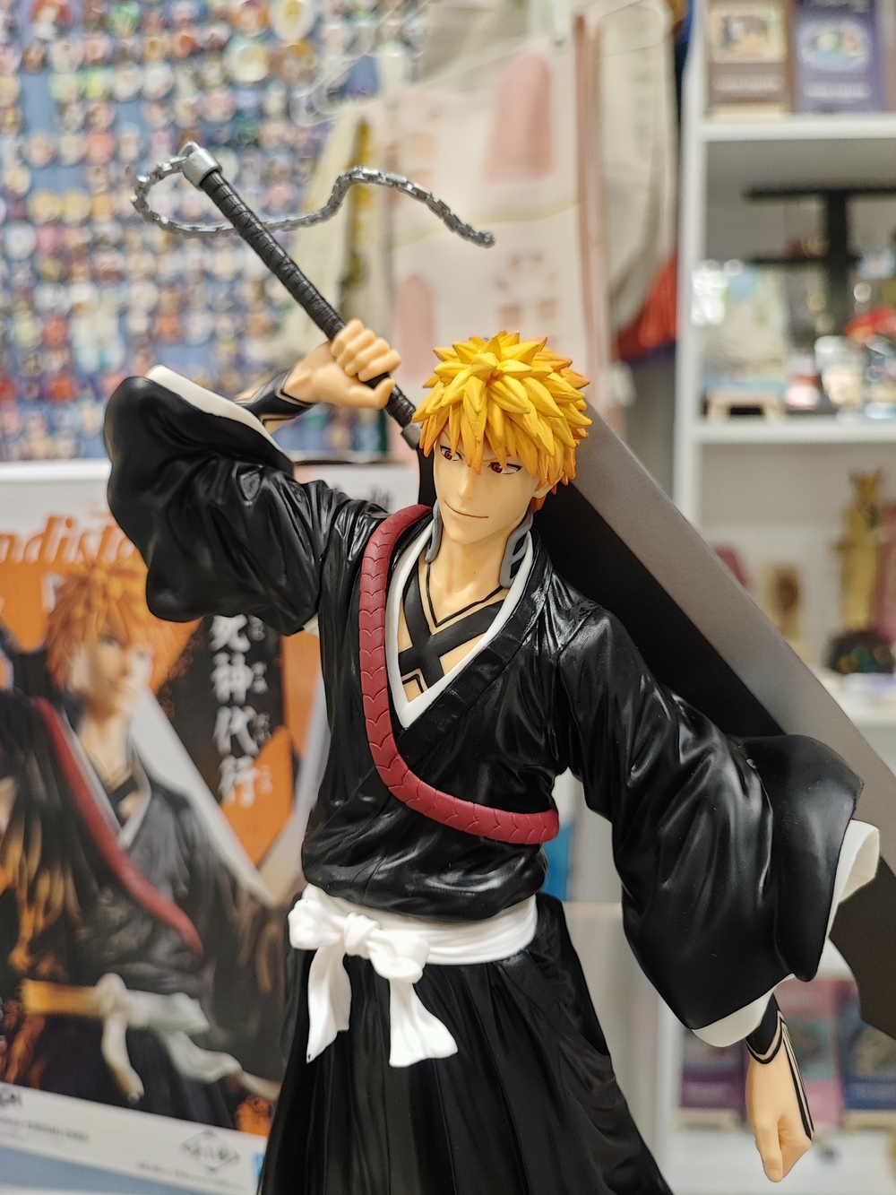 originalnaya-figurka-blich-ichigo-s-mechom-za-spinoj-7.jpg