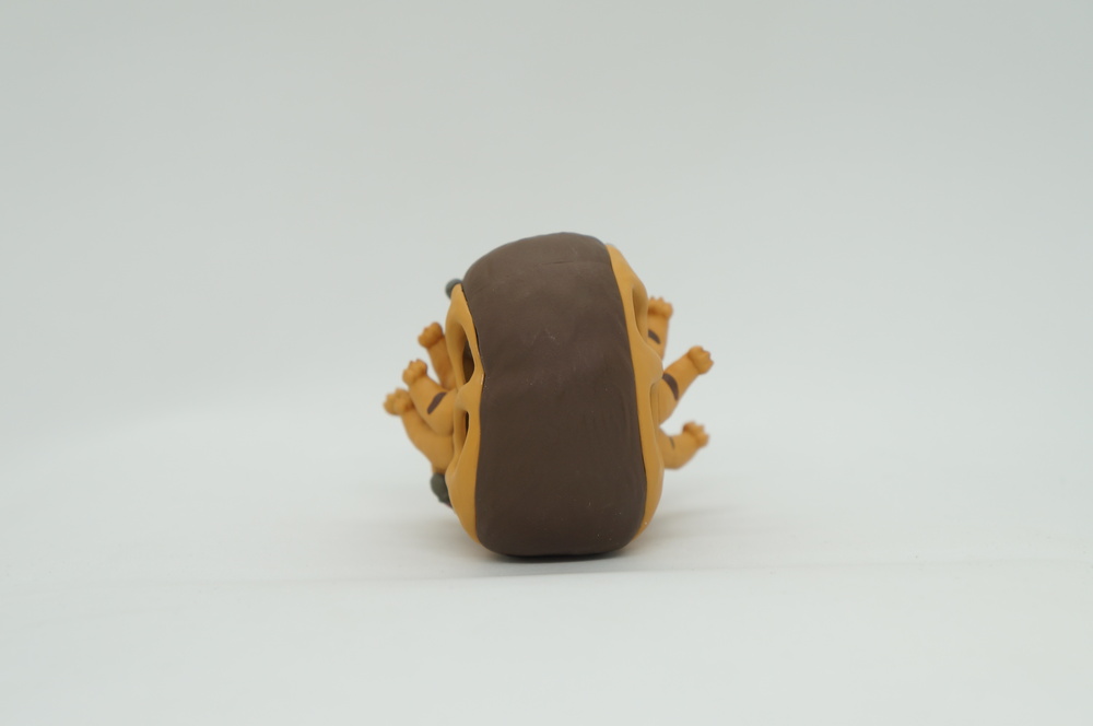 originalnaya-figurka-moj-sosed-totoro-kotobus-lizhet-hvost-1.jpg