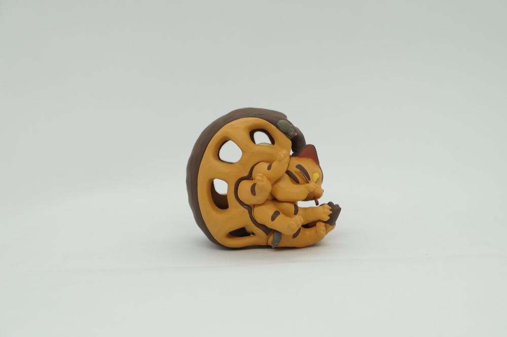 originalnaya-figurka-moj-sosed-totoro-kotobus-lizhet-hvost-2.jpg