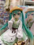 originalnaya-figurka-vokaloidy-hatsune-miku-shlyapka.jpg