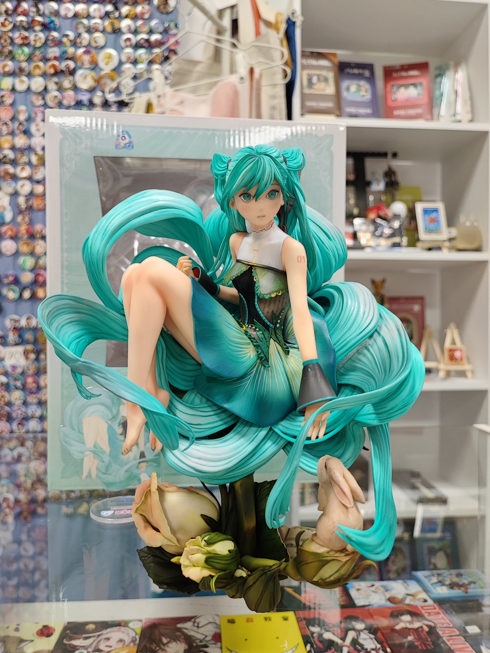 originalnaya-figurka-vokaloidy-miku-rozy-1.jpg