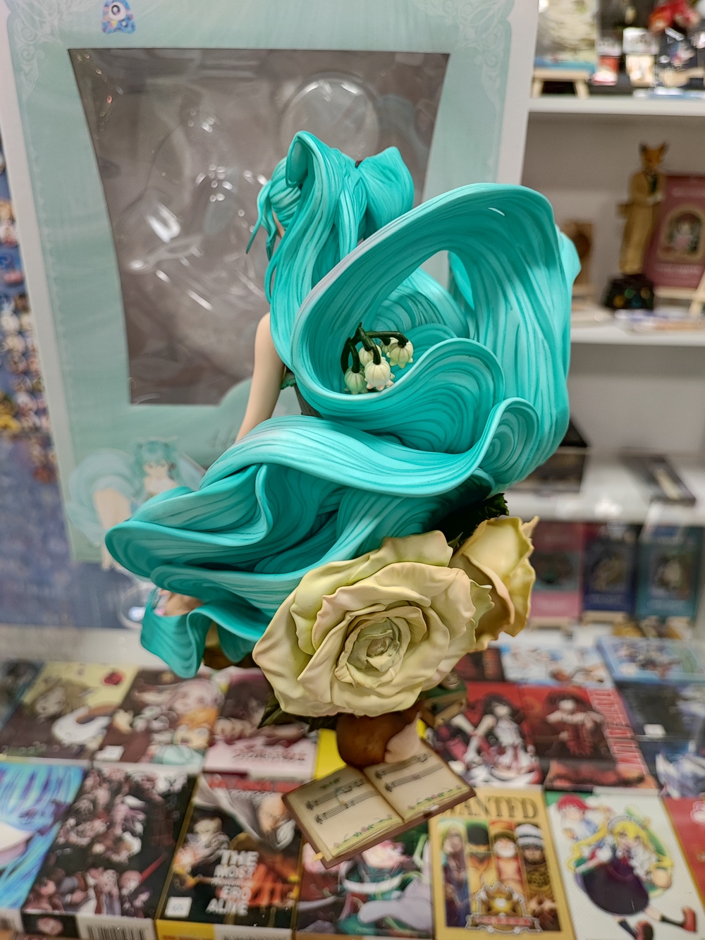 originalnaya-figurka-vokaloidy-miku-rozy-6.jpg