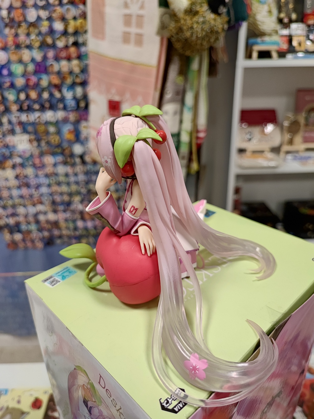 originalnaya-figurka-vokaloidy-miku-sakura-s-vishenkoj-2.jpg