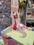 originalnaya-figurka-vokaloidy-miku-sakura-s-vishenkoj-5.jpg