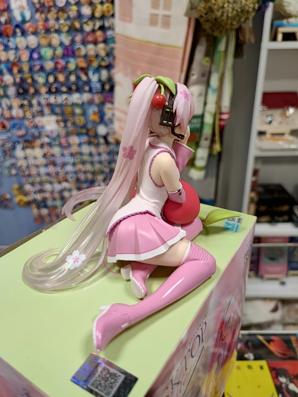 originalnaya-figurka-vokaloidy-miku-sakura-s-vishenkoj-4.jpg