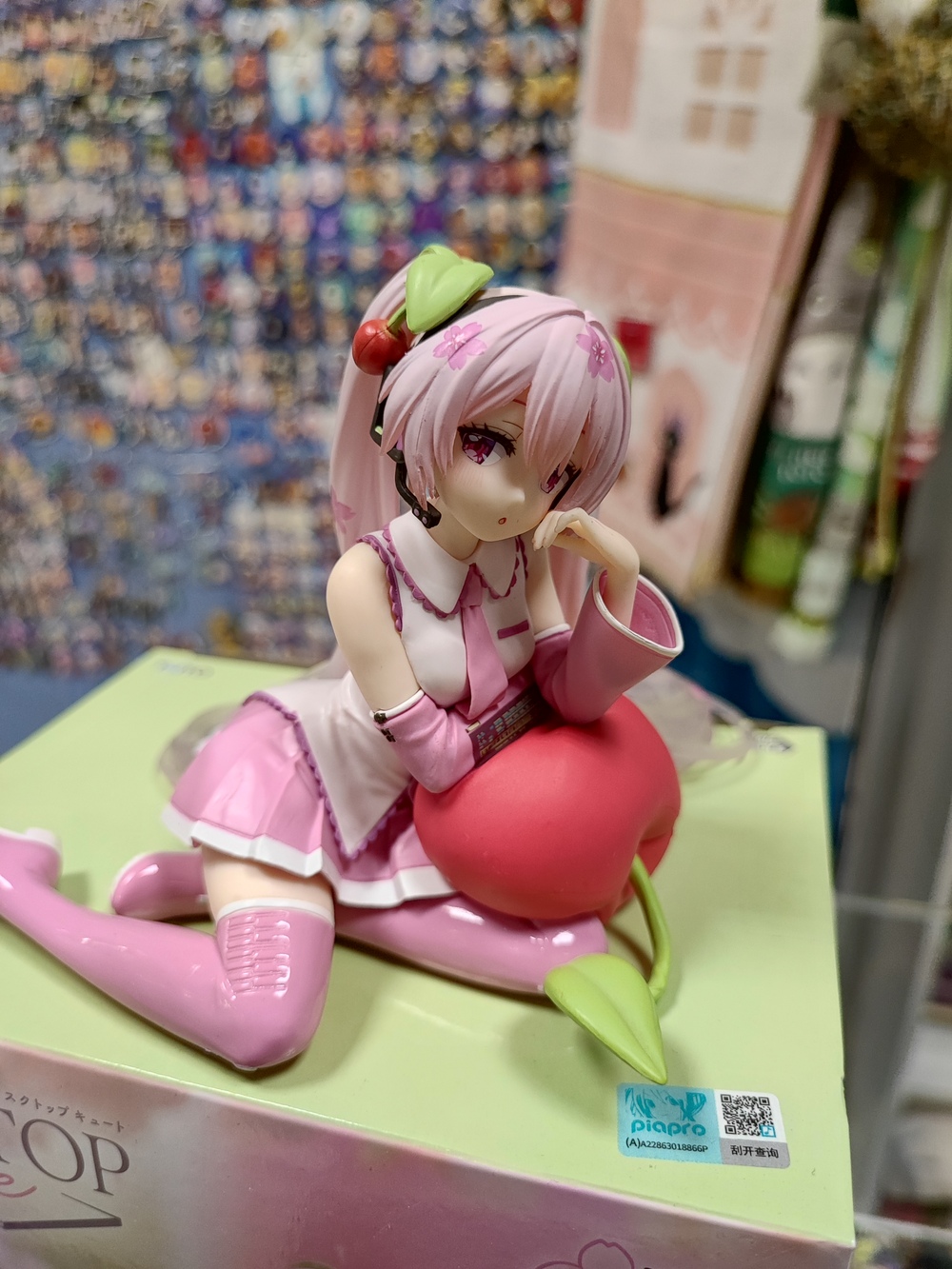 originalnaya-figurka-vokaloidy-miku-sakura-s-vishenkoj.jpg