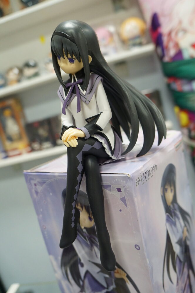 originalnaya-figurka-devochka-volshebnitsa-madoka-magika-homura-akemi-sidit-2.jpg