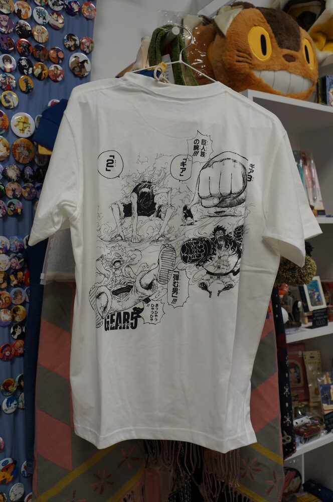 futbolka-uniqlo-van-pis-cherno-belaya-m-1.jpg