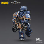originalnaya-figurka-joytoy-warhammer-1-18-ultramarin-s-oruzhejnymi-trubkami.jpg