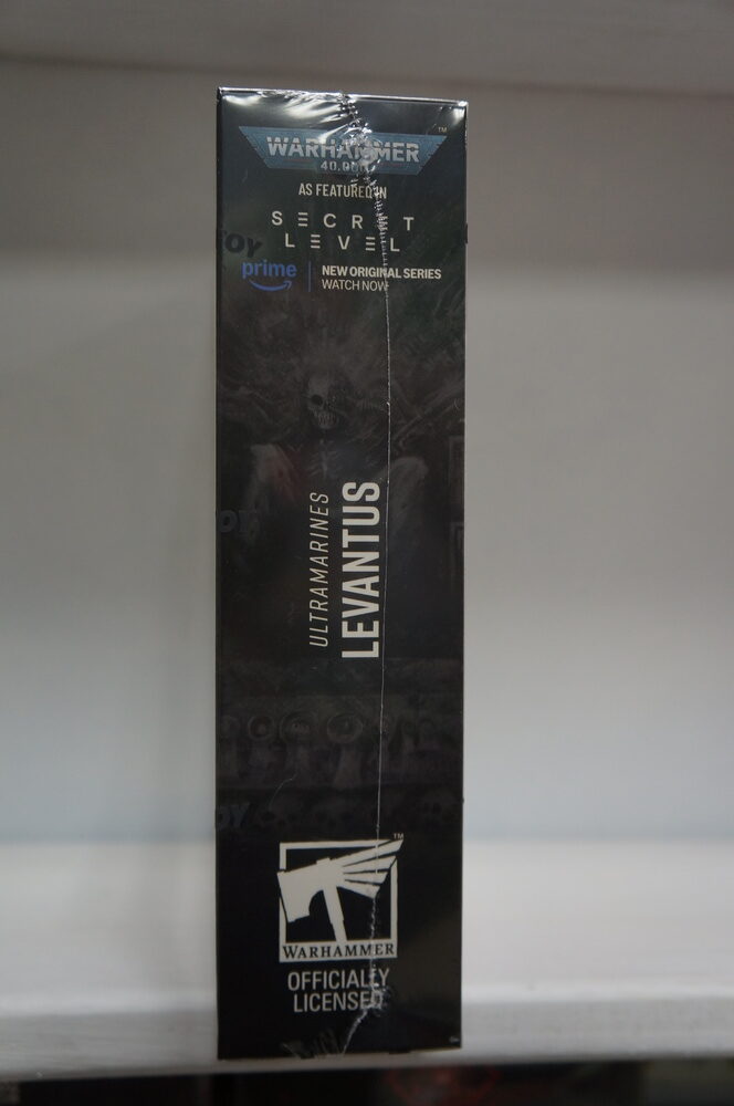 originalnaya-figurka-joytoy-warhammer-1-18-ultramarin-s-zolotym-shhitom-6.jpg