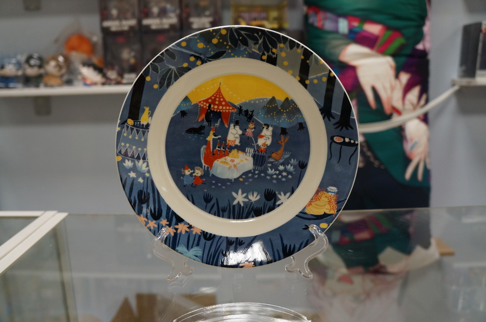 originalnaya-yaponskaya-tarelka-mumi-trolli-sinyaya.jpg