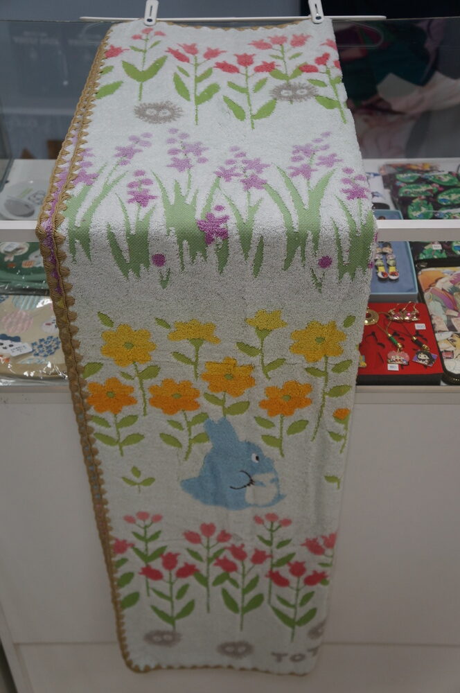 polotentse-moj-sosed-totoro-s-tsvetami-60h120-2.jpg