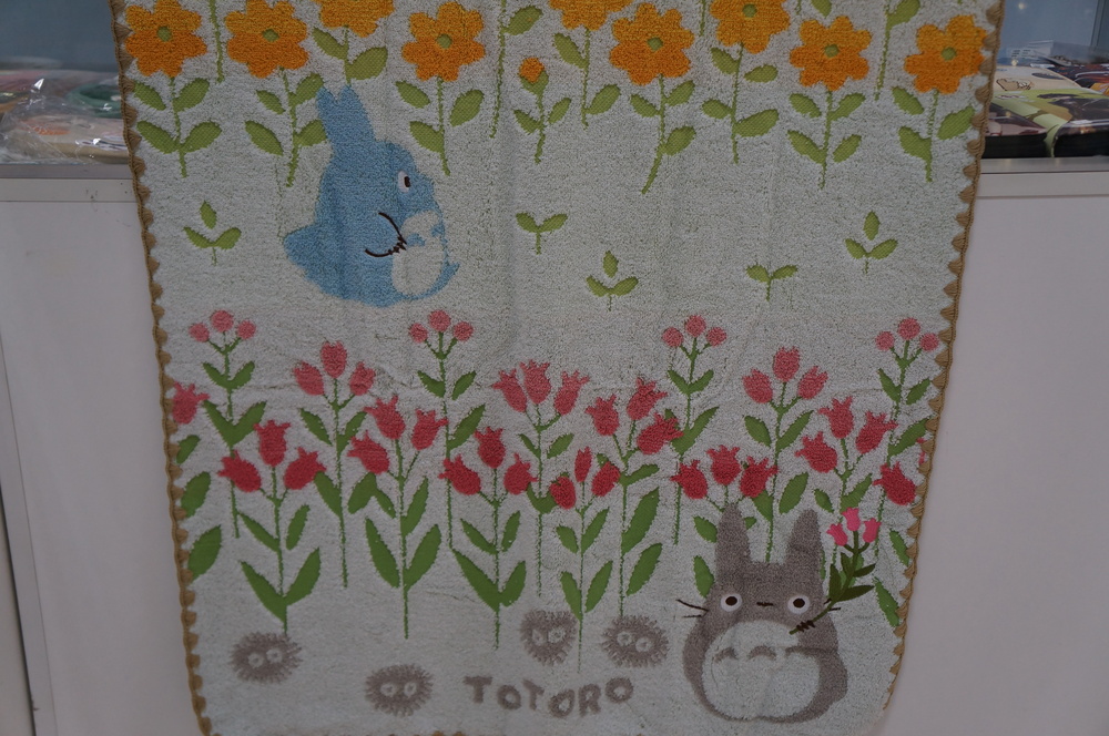 polotentse-moj-sosed-totoro-s-tsvetami-60h120-4.jpg