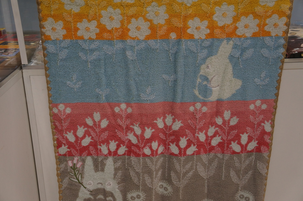 polotentse-moj-sosed-totoro-s-tsvetami-60h120-7.jpg