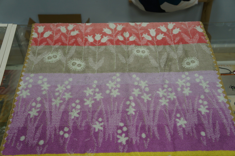 polotentse-moj-sosed-totoro-s-tsvetami-60h120-8.jpg