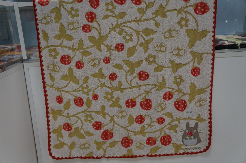 polotentse-moj-sosed-totoro-zhelto-krasnoe-60h120-2.jpg